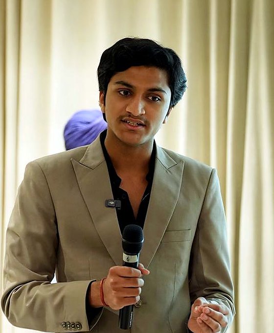 Shreshth Agarwal pitching Hub4Estate, microphone in hand